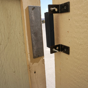 AM3/RM100C Ceramic Latch Magnet - In Use